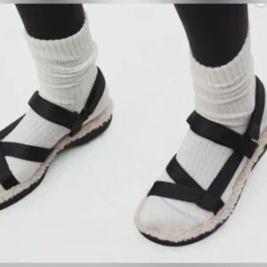Everlane The Renew Teddy Sport Sandals. Black with cream Sherpa lining. Size 6